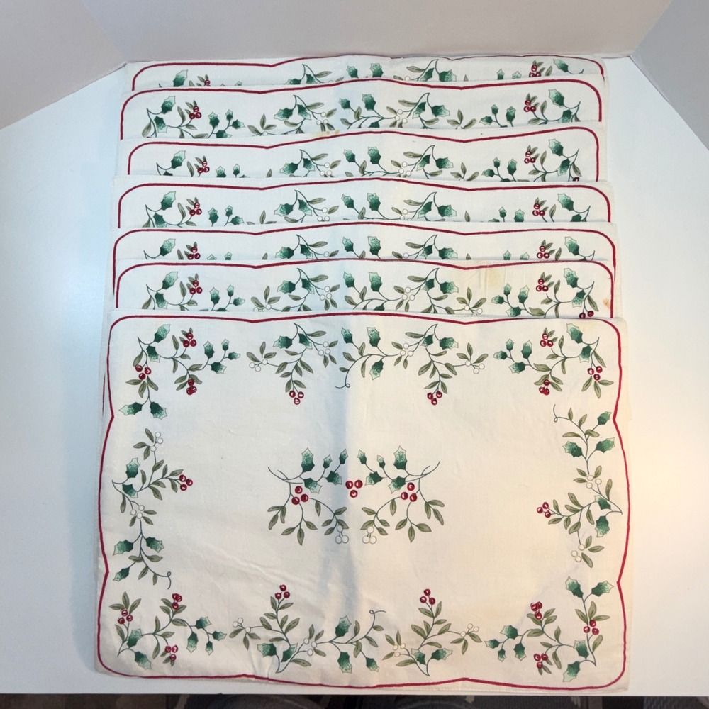 Christmas Placemats Set Of 7 White Holly Berry Scalloped Edge Holiday Cotton